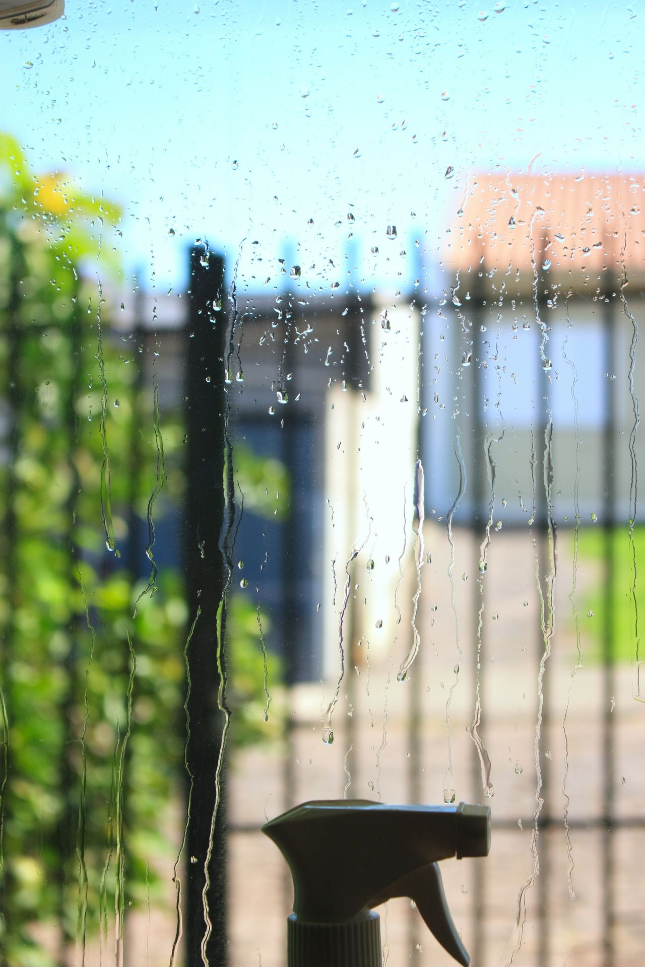 Limpieza de la lona de un toldo con cepillo suave